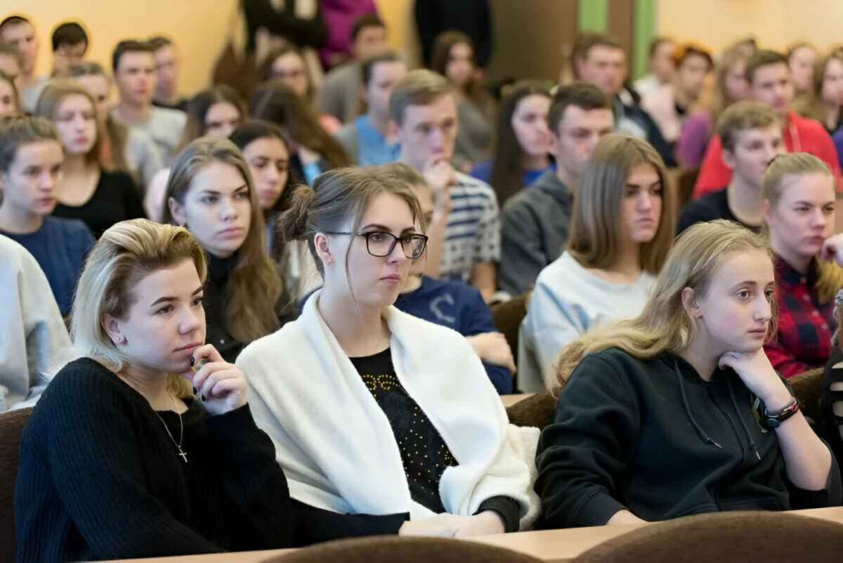 Студенты бгу. Студенты педагогического института. Беларусь ффсн бгу. Бгу первокурсники. Белорусские студенты.