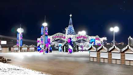 Ретрооткрытки, 27 ёлок и стеклянные тумбы. В «Минскрекламе» показали, как украсят столицу к Новому году