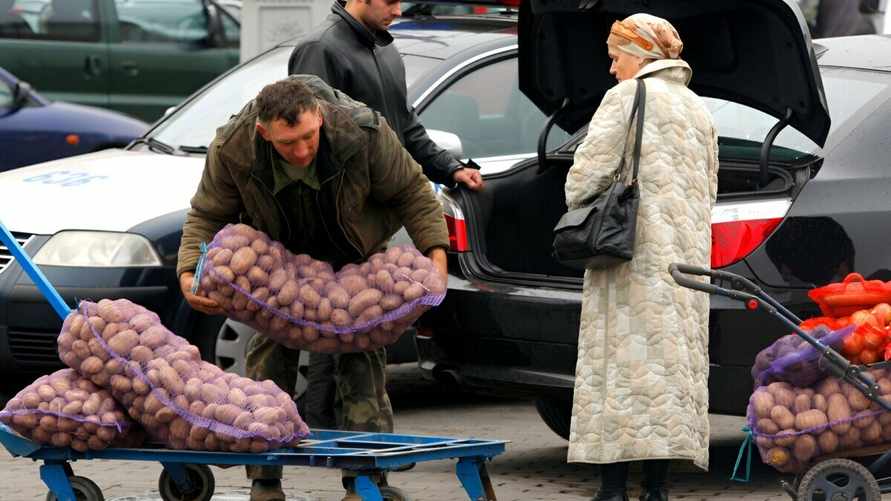 Минтруда предложило белорусским пенсионерам бесплатно довезти домой покупки с рынка. Как получить помощь?