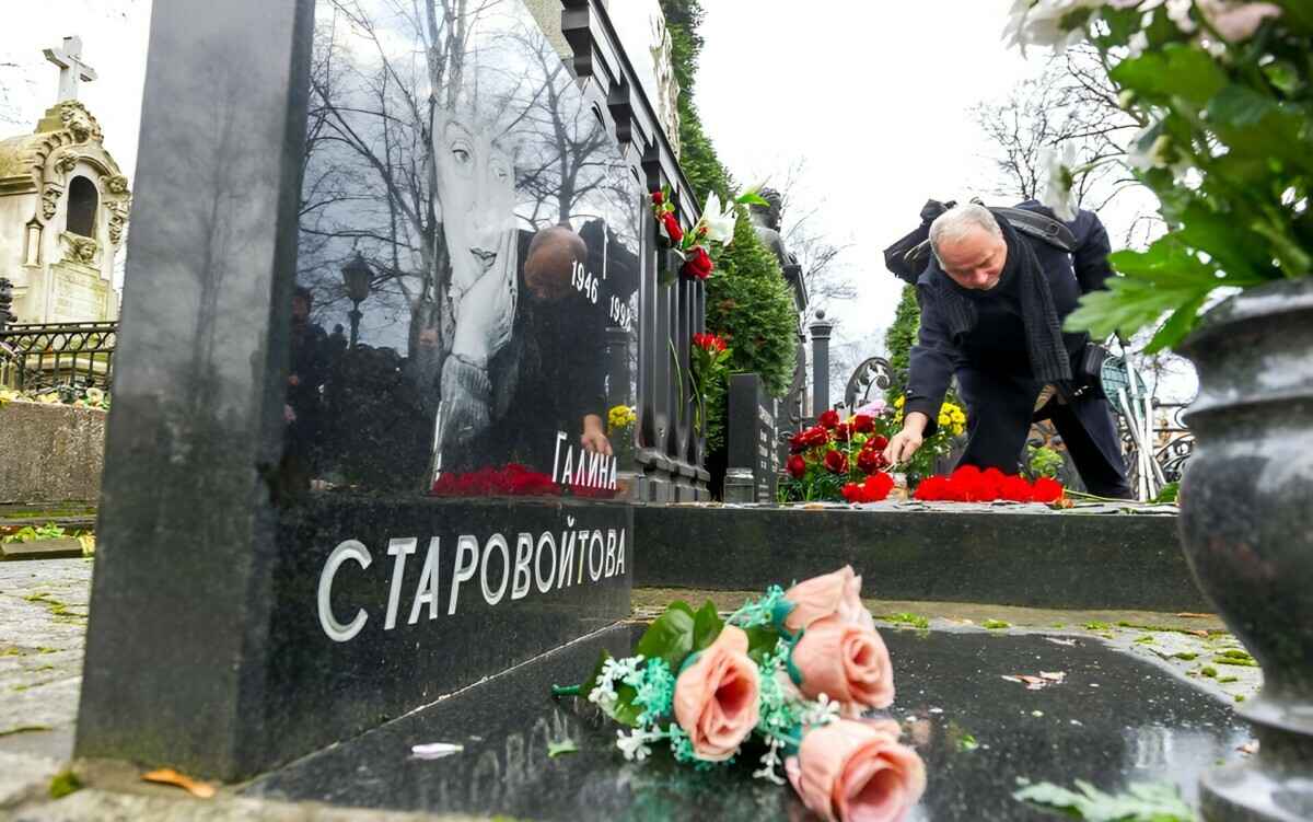 Какие цветы дольше всего простоят на кладбище? Флорист назвала ТОП-4 растения, которым не страшны морозы