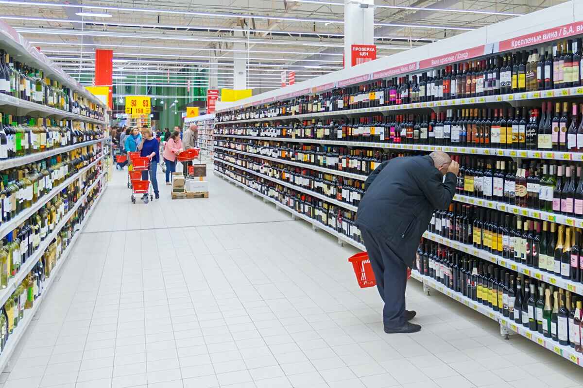 «Не должны находиться возле телевизора» - В МАРТ ответили, почему разрешили рекламу алкоголя на белорусском ТВ ночью