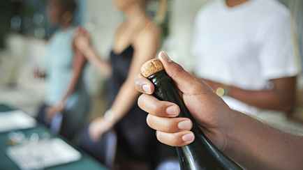 Как открыть вино ботинком? Нашли 4 способа откупорить бутылку, когда нет штопора