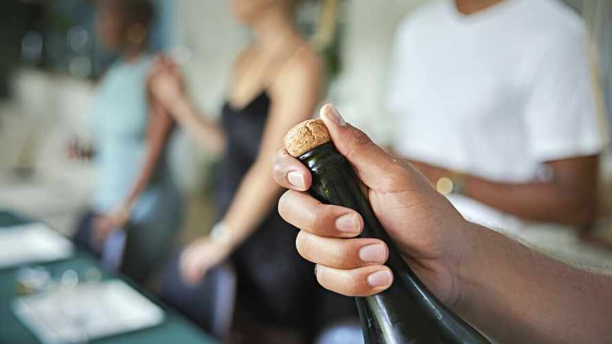 Как открыть вино ботинком? Нашли 4 способа откупорить бутылку, когда нет штопора