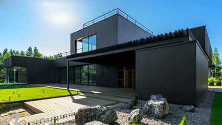 Tesla — в подарок. Под Минском выставили на продажу чёрный дом в футуристическом стиле. Сколько просят?