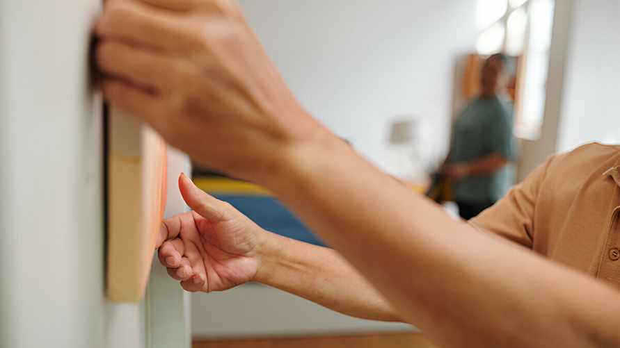 "Нобелевскую премию надо" - Этот трюк из TikTok позволит повесить картину без мук. Вот, что нужно взять на кухне