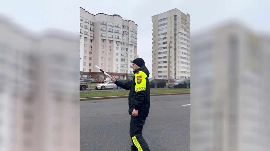 "Больше вреда, чем пользы" — ГАИ напомнила водителям об обязательной наклейке на машине. Не все белорусы согласились