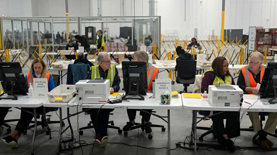 "Истерика" - Россия отвергла обвинения в о "минировании" избирательных участков в США