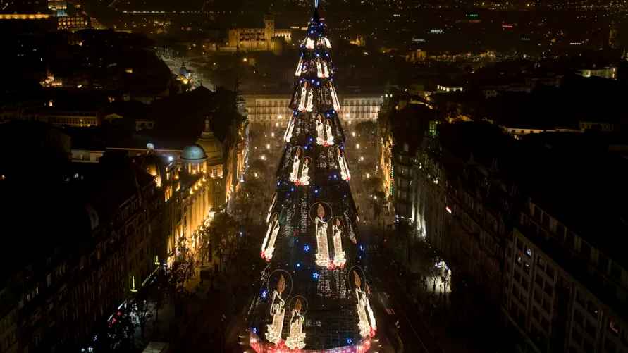 "Самая высокая ёлка Европы" по версии книги рекордов Гинесса была зафиксирована в Лиссабоне. Вот так она выглядела в 2007 году. Фото из открытых источников.