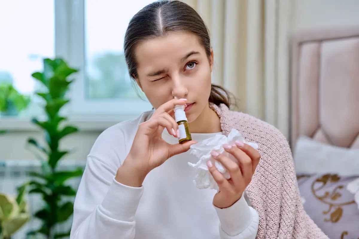 Почему при простуде закладывает только одну ноздрю? Лор объяснил, когда нужно идти к врачу, а когда - просто закапать нос