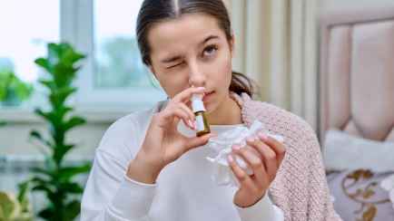 Почему при простуде закладывает только одну ноздрю? Лор объяснил, когда нужно идти к врачу, а когда — просто закапать нос