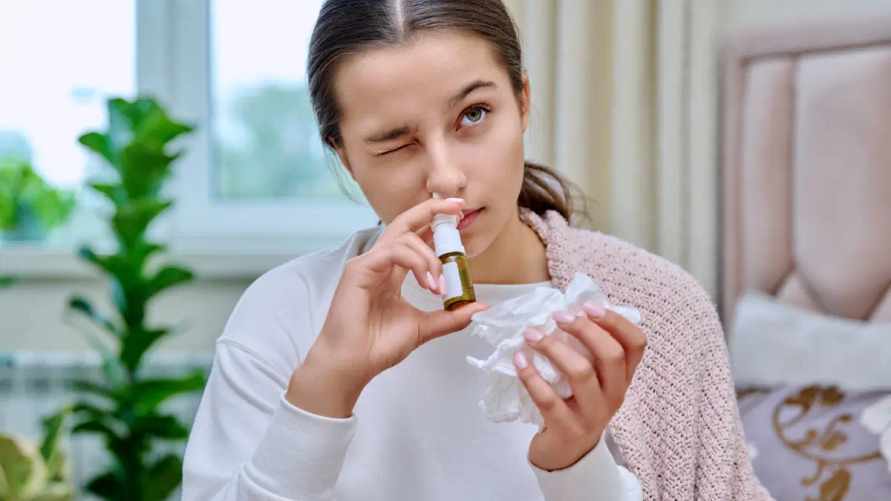 Почему при простуде закладывает только одну ноздрю? Лор объяснил, когда нужно идти к врачу, а когда - просто закапать нос