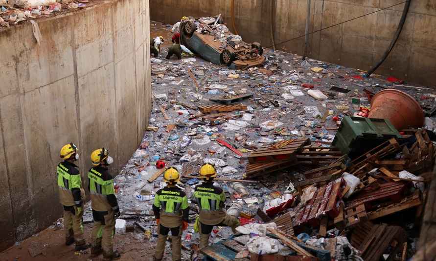 Десятки тысяч испанцев вышли на улицы Валенсии и потребовали отставки правительства из-за наводнений