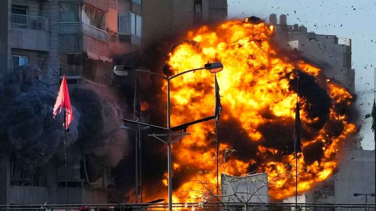 На кадры попало, как ракета Израиля врезалась в жилую многоэтажку в Бейруте