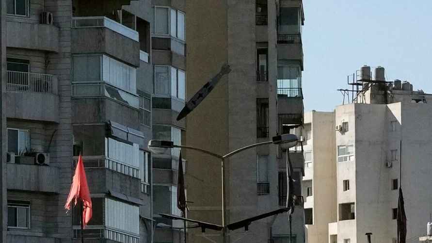 На кадры попало, как ракета Израиля врезалась в жилую многоэтажку в Бейруте