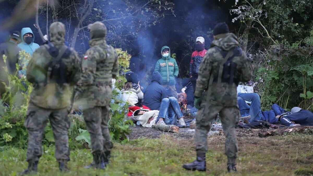 "Есть аргументы "за" и "против" — Глава польского МВД рассказал, заплатят ли мигрантам за то, что те уедут из страны