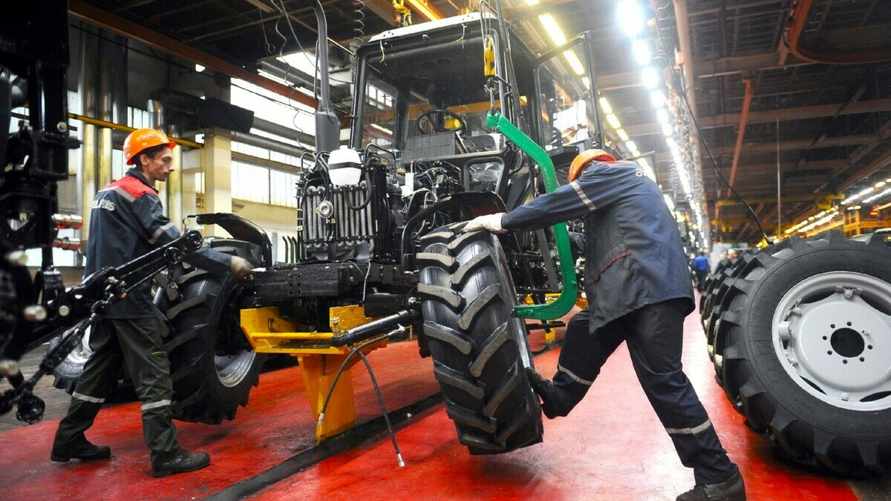 Зарплата — до 3000 рублей. МТЗ позвал на работу более 2000 белорусов. Кем можно устроиться без "вышки"?