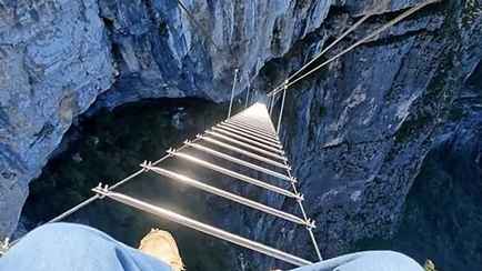 «Решили снизить численность…» — В Китае запустили аттракцион с 1500-метровой верёвочной лестницей над пропастью