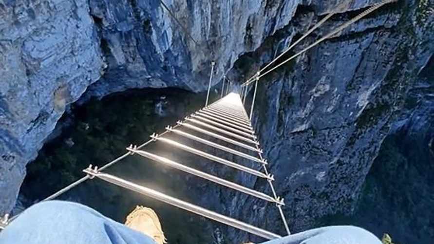 "Решили снизить численность..." — В Китае запустили аттракцион с 1500-метровой верёвочной лестницей над пропастью