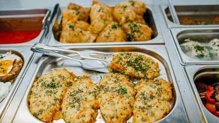 «Никогда не смазываем маслом» — В TikTok объяснили, почему в столовых к противням ничего не пригорает. Что за трюк?