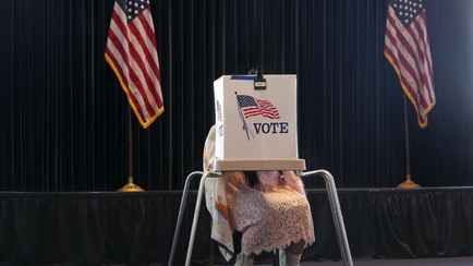 На половине избирательных участков в США завершились выборы. Кто лидирует?