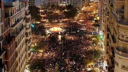 Десятки тысяч испанцев вышли на улицы Валенсии и потребовали отставки правительства из-за наводнений