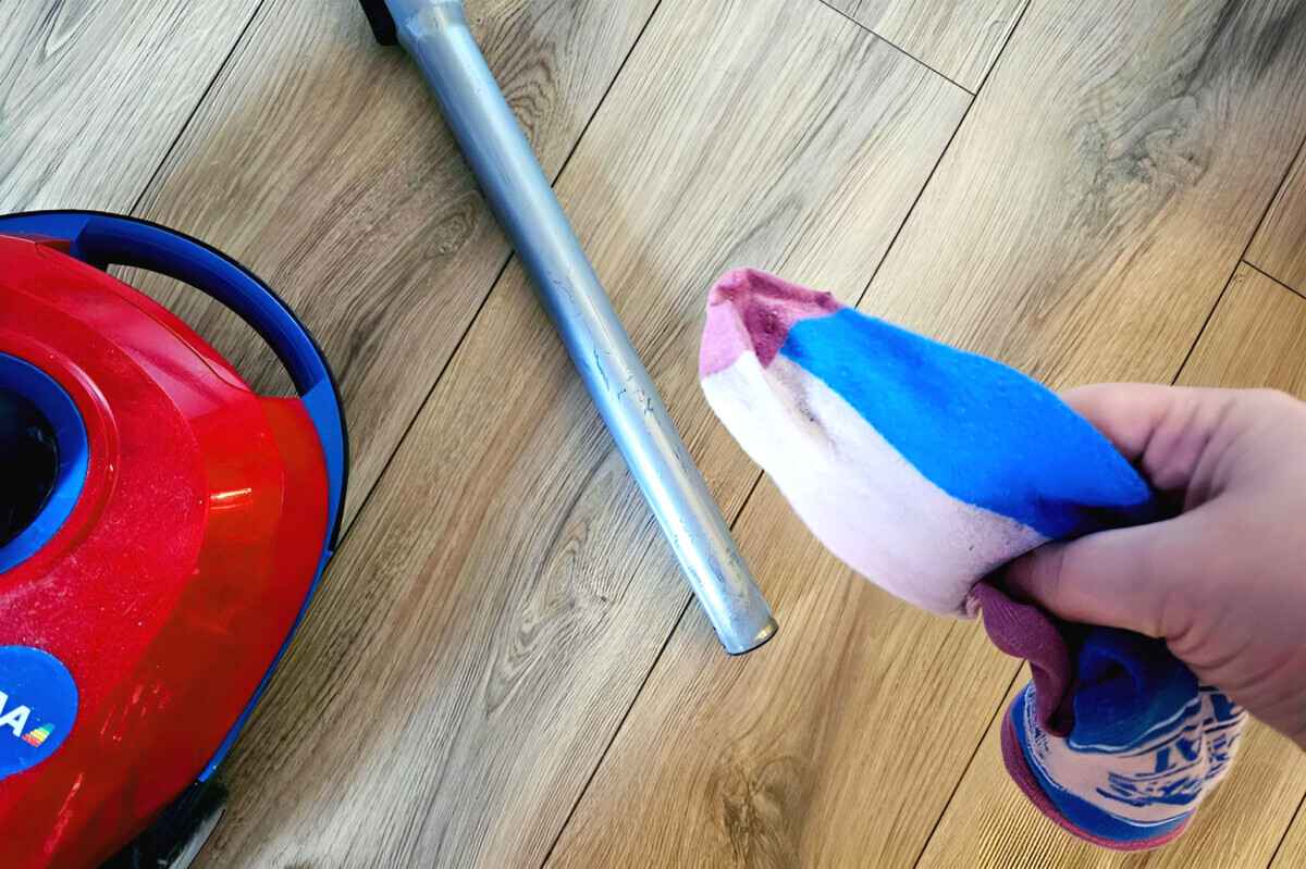 Зачем натягивать носок на трубку пылесоса? Этот странный лайфхак спасет от распространенной неприятности