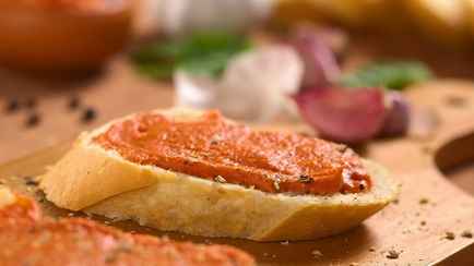 Замените обычное сливочное масло на бутербродах «красным». Как приготовить шедевральную намазку за 5 минут?