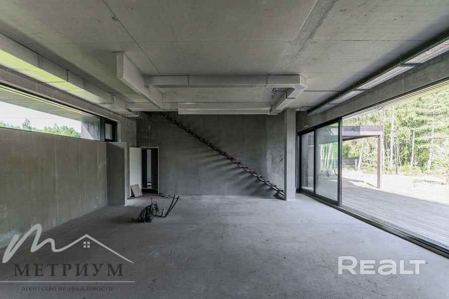 Tesla — в подарок. Под Минском выставили на продажу чёрный дом в футуристическом стиле. Сколько просят?