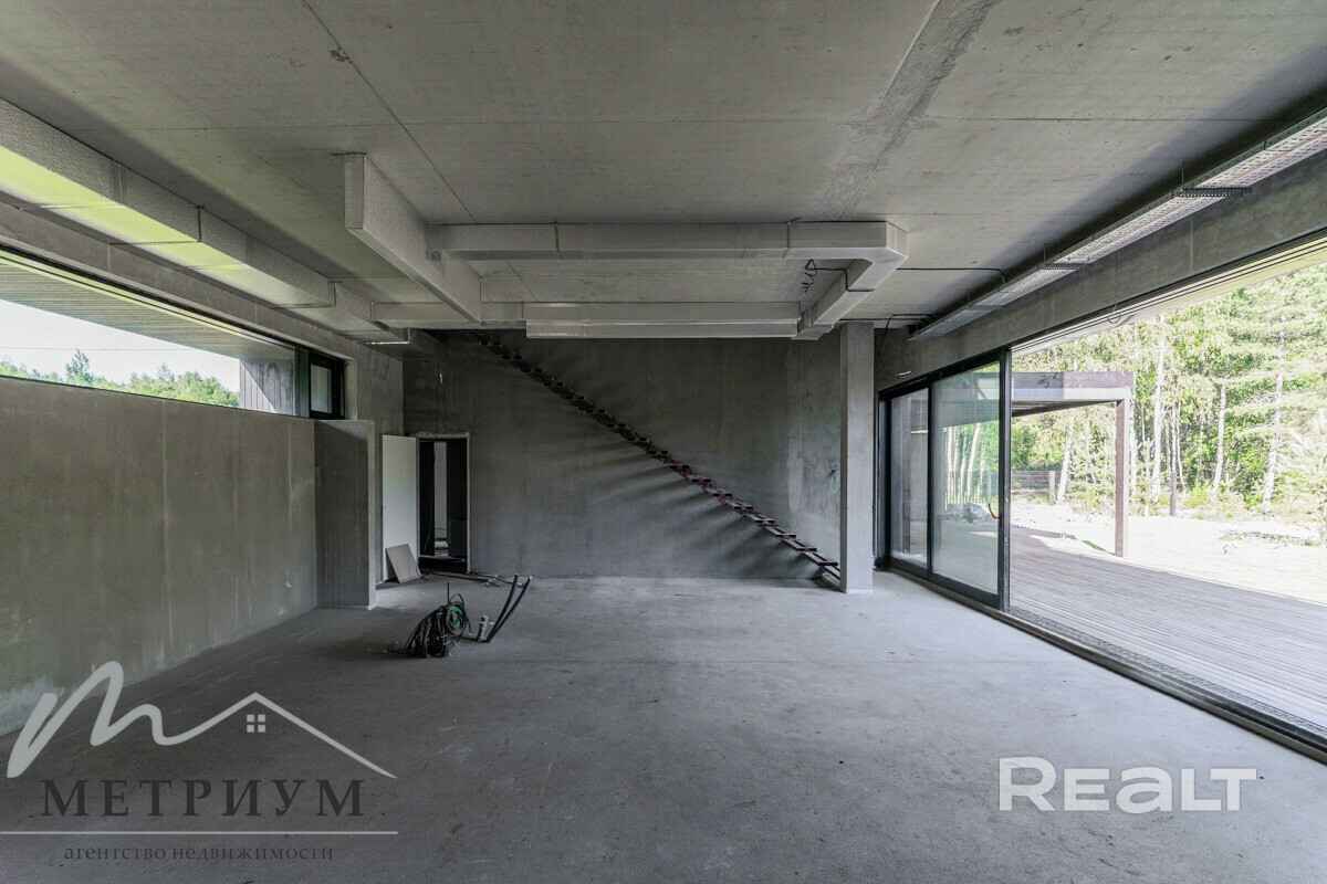 Tesla — в подарок. Под Минском выставили на продажу чёрный дом в футуристическом стиле. Сколько просят?