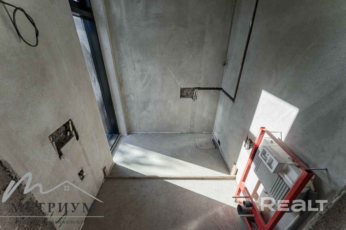 Tesla — в подарок. Под Минском выставили на продажу чёрный дом в футуристическом стиле. Сколько просят?