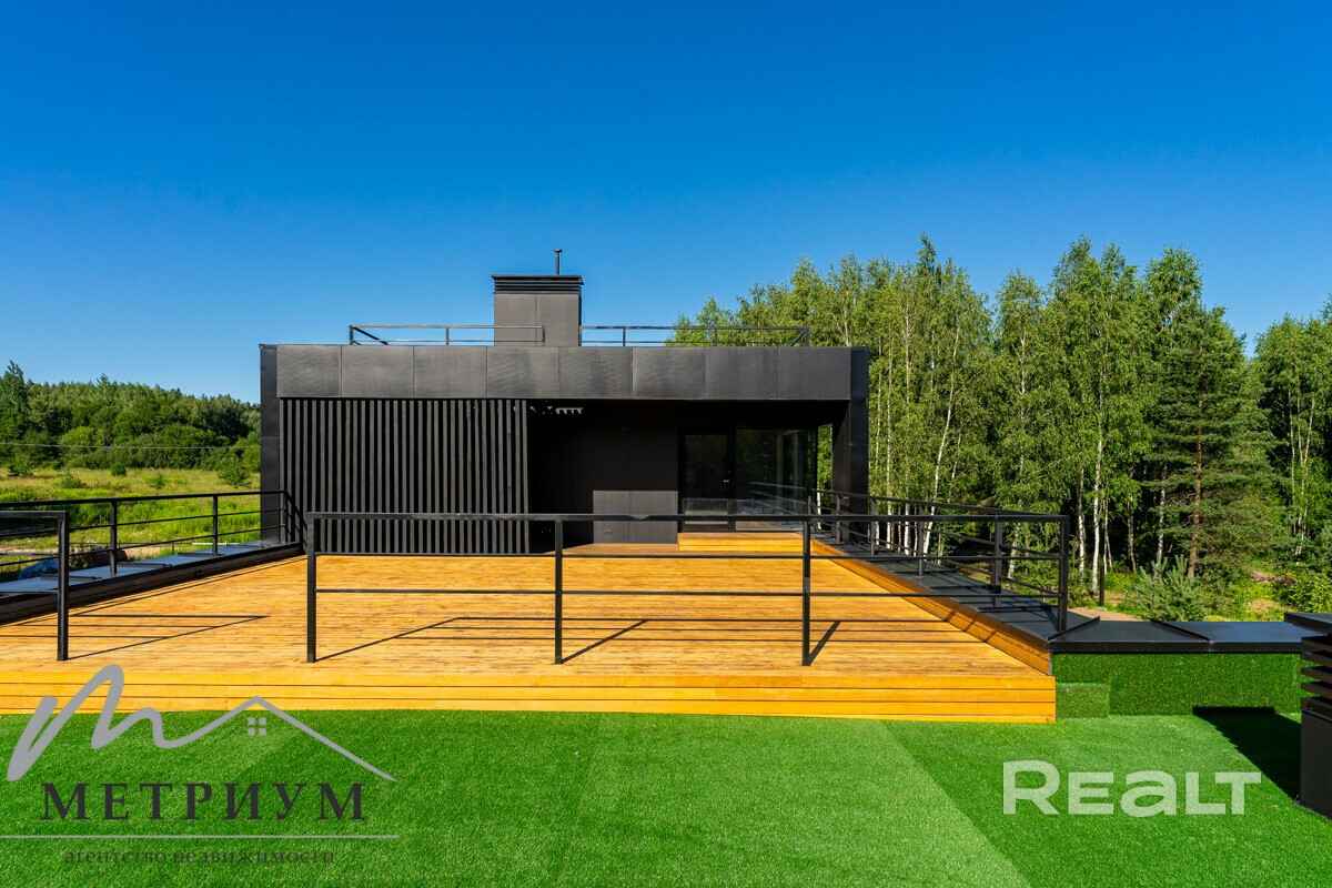 Tesla — в подарок. Под Минском выставили на продажу чёрный дом в футуристическом стиле. Сколько просят?