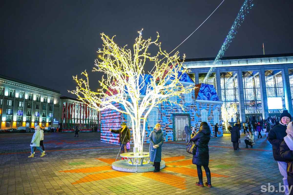 В Минске зажгли главную ёлку страны, на которую пошло 3,2 километра гирлянд