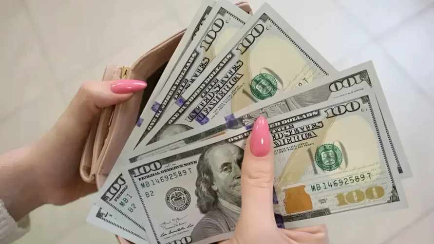 Евро в Беларуси вырос на 9 копеек, а доллар — на 3. Как сильно упал российский рубль?