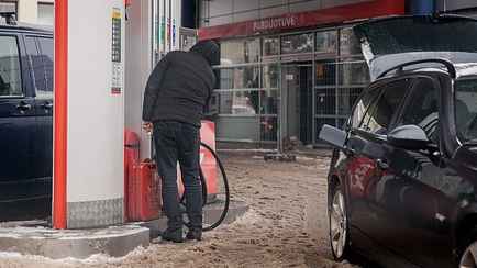 Литовцев предупредили о росте цен на бензин в начале 2025 года. Приедут ли в Беларусь за топливом?