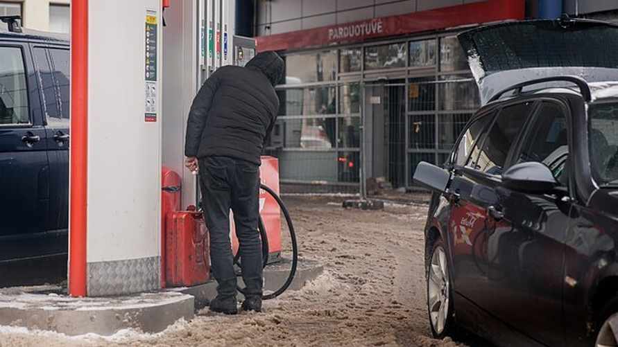 Литовцев предупредили о росте цен на бензин в начале 2025 года. Приедут ли в Беларусь за топливом?