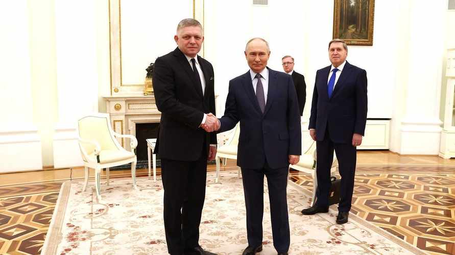 Премьер Словакии Фицо тайно прилетел к Путину в Москву