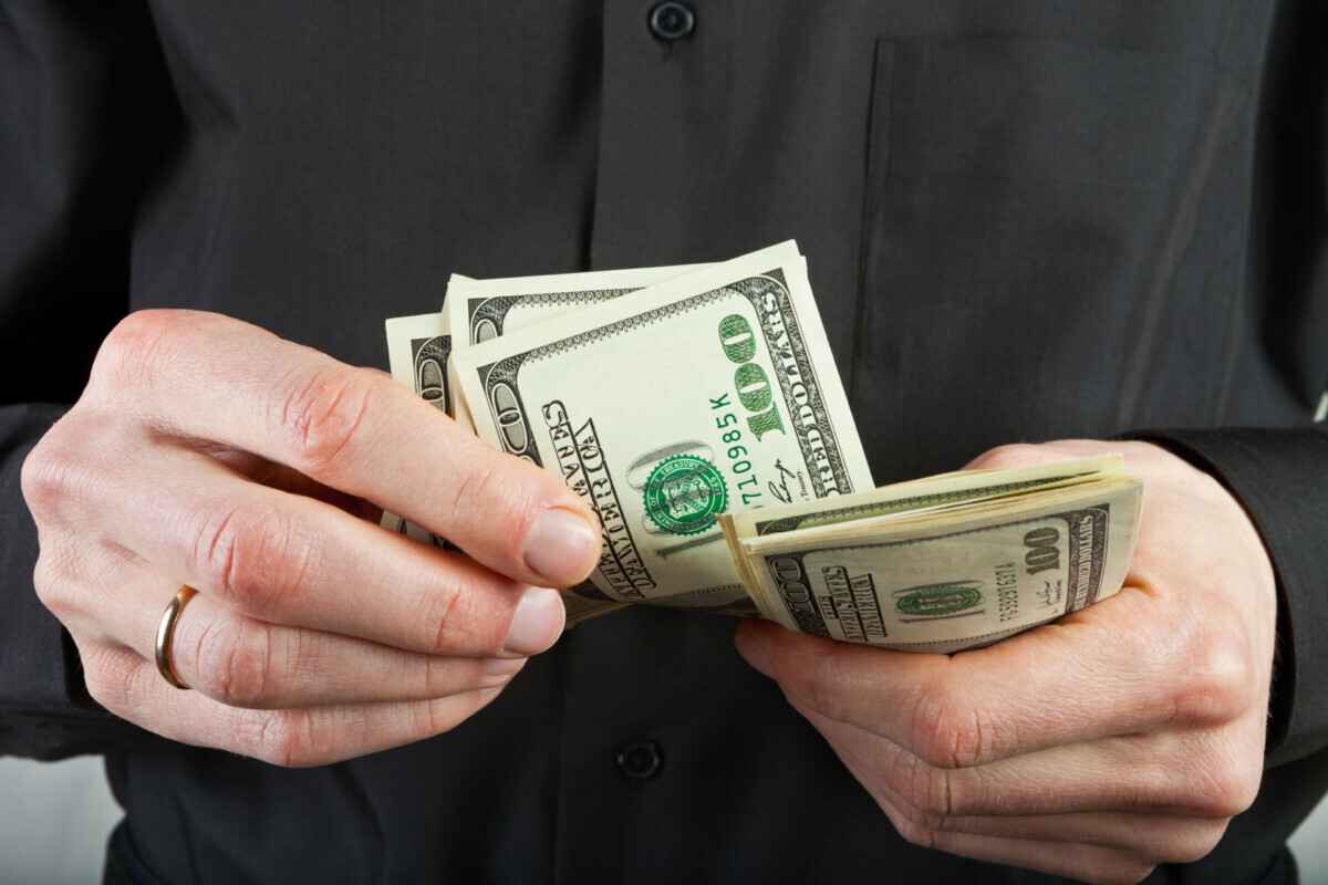 Доллар за неделю упал на 10 копеек, евро — на 11. С какими курсами Беларусь уходит на выходные?