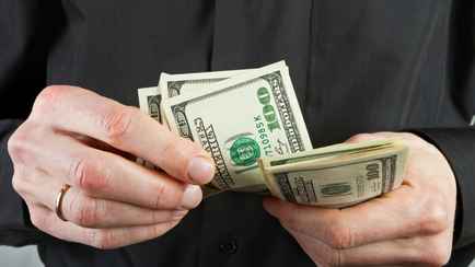 Доллар за неделю упал на 10 копеек, евро — на 11. С какими курсами Беларусь уходит на выходные?