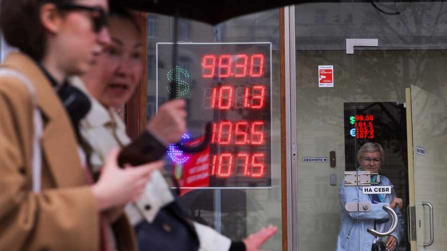 Ждёт ли экономику России "жёсткая посадка"? Экономист спрогнозировала срок "необратимого поворота". А что пообещал Путин?