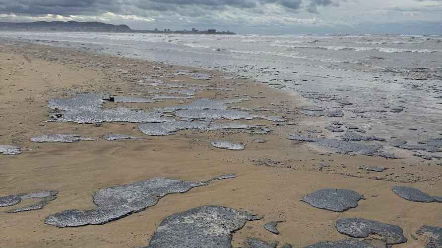 Последствия разлива мазута недалеко от российского берега