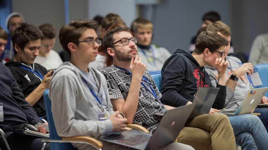 В 2 раза больше, чем надо. Глава Минобразования пожаловался на «дисбаланс» в IT-сфере