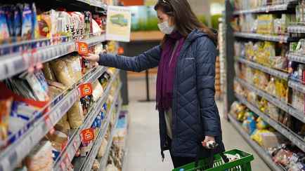 До 46%. Белорусские торговые сети обрушили цены на ананасы, рыбу, колбасы, мясо, виноград и не только