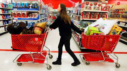 До 54%. Магазины предложили белорусам «новогодние» скидки на холодильники, пылесосы, рыбу, курицу, ананасы и не только