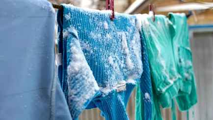 Как зимой быстрее высушить постиранную одежду? Вот почему её нужно выносить на улицу даже при -15 °С