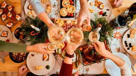 Эти популярные пожелания на Новый год могут обидеть родственников. Вот что лучше сказать во время тоста