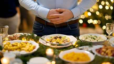 Как бороться с тяжестью в желудке после новогоднего застолья? Заварите настой из этих 3 трав