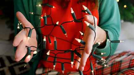 Как быстро повесить огоньки на ёлку? В TikTok показали способ, где не нужно «ходить вокруг»