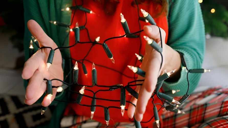 Как быстро повесить огоньки на ёлку? В TikTok показали способ, где не нужно "ходить вокруг"