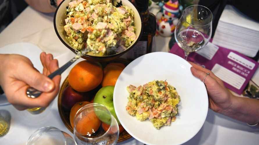 Через сколько часов есть "Мимозу" и "Оливье" уже нельзя? Вот когда и куда выбрасывать испорченные новогодние салаты