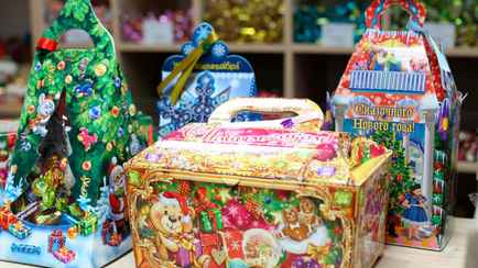 Белорусам предложили скидки до 53% на новогодние подарки с конфетами и шоколадом. Где 1,5 кг за 35 рублей?